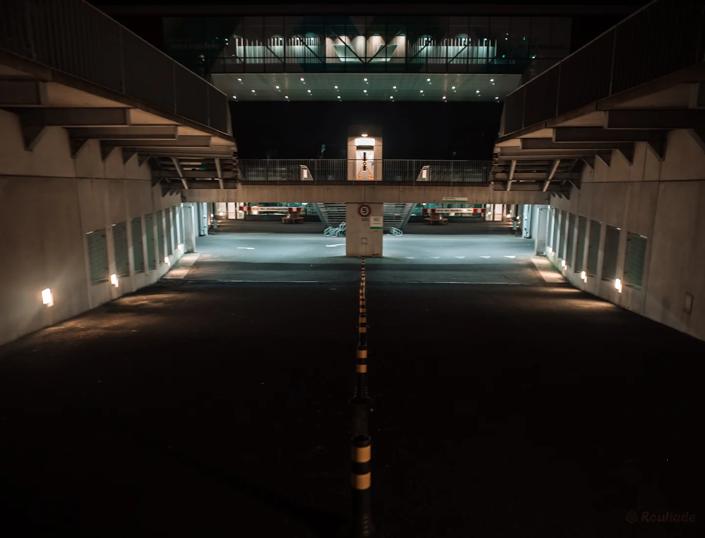 Media Glazen kantoorgebouw met pad in Zoetermeer