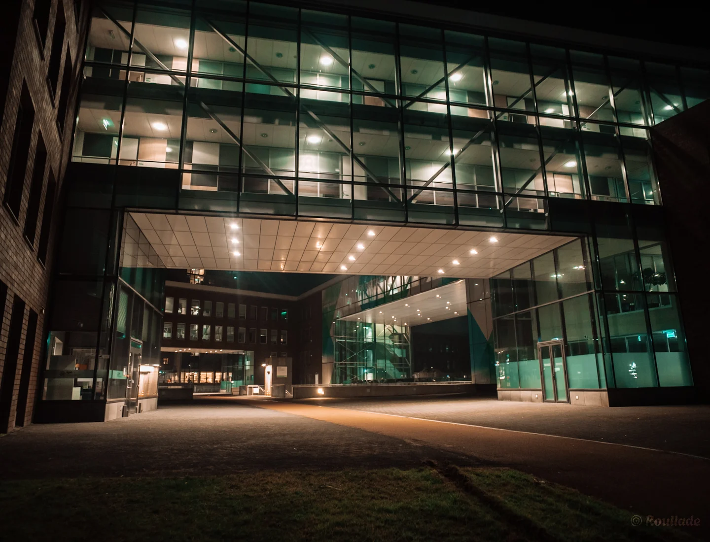 Media Glazen kantoorgebouw met pad in Zoetermeer