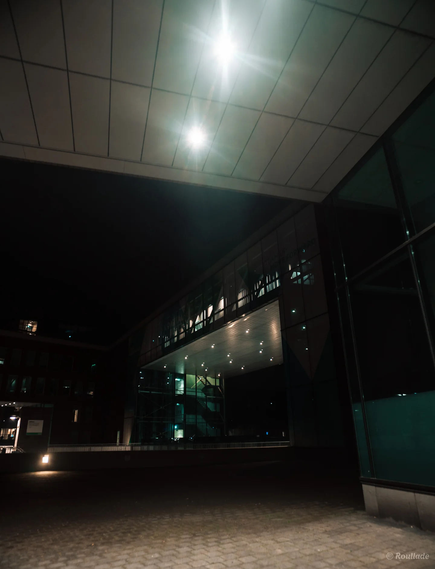 Media Glazen kantoorgebouw met pad in Zoetermeer