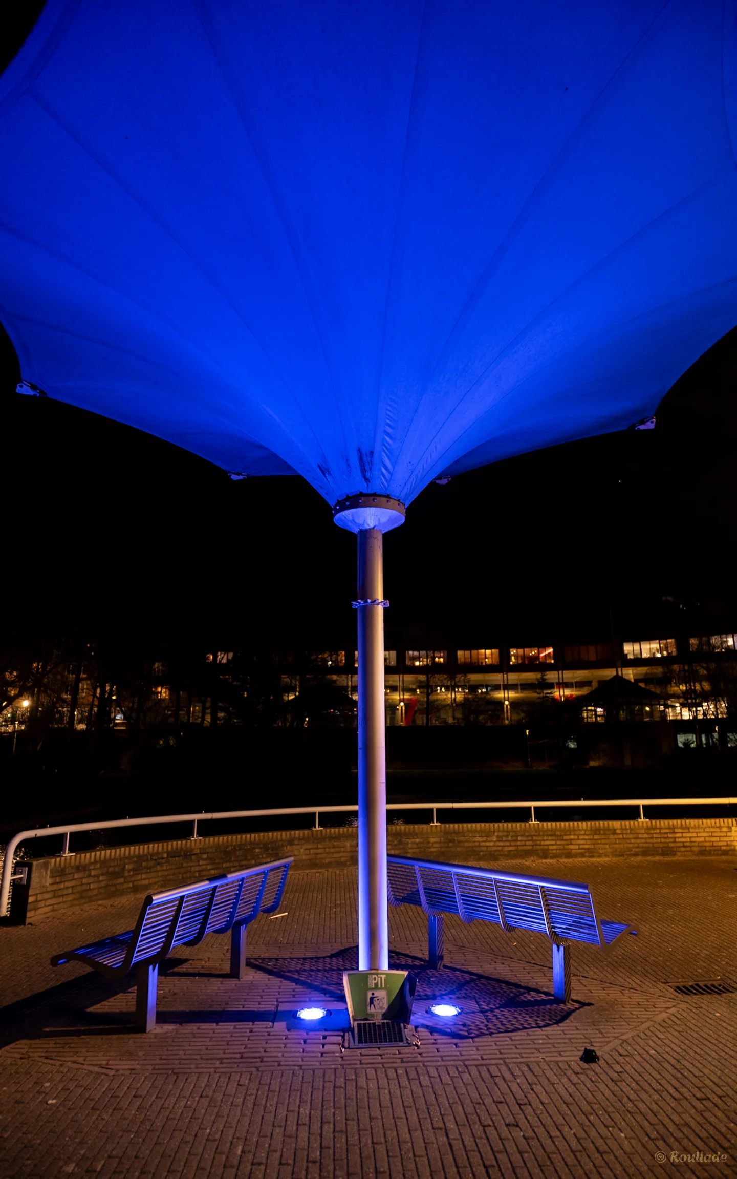 Media Blauw verlichte paal in Zoetermeer