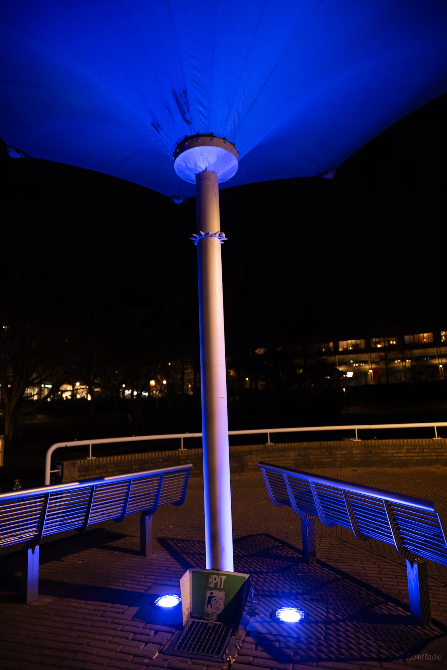 Media Blauw verlichte paal in Zoetermeer