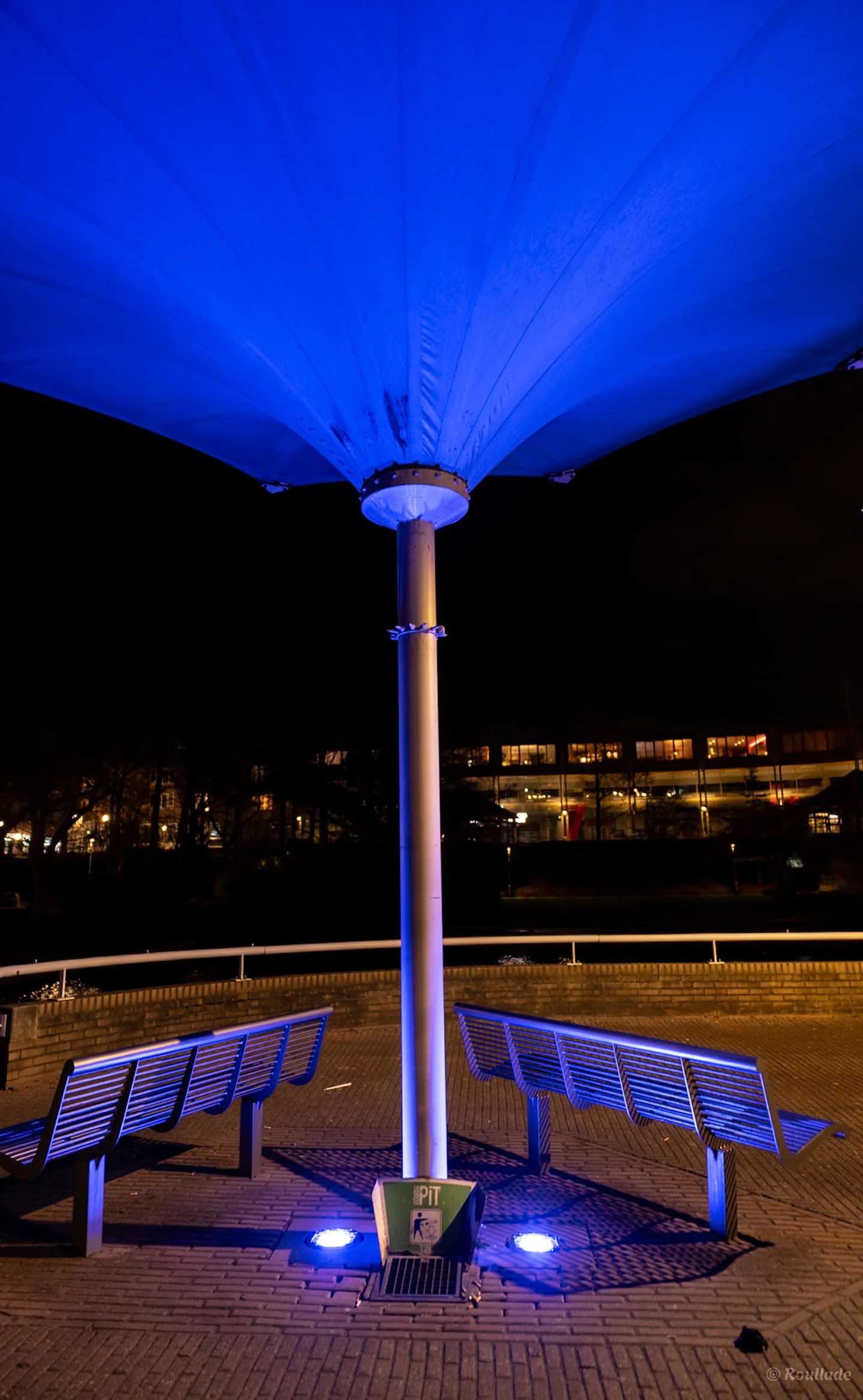 Media Blauw verlichte paal in Zoetermeer