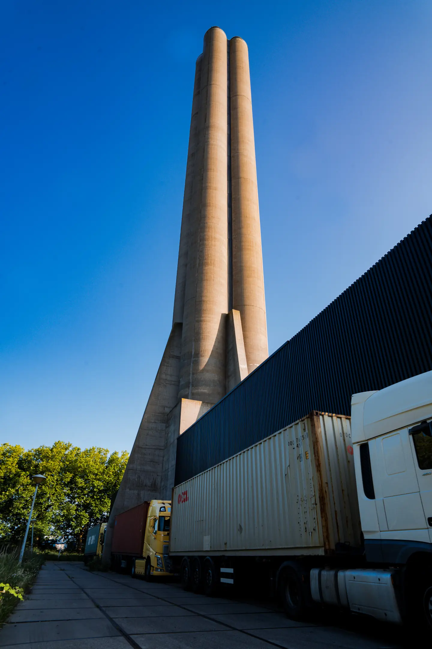 Media industriële schoorsteen in Delft